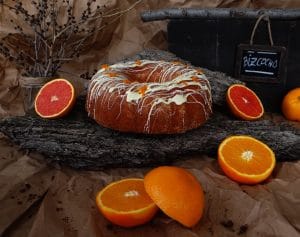 Bizcocho de naranja y chocolate blanco