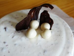 Tarta de nata y chocolate sin horno