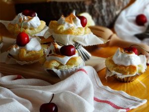 Tartaletas de hojaldre con merengue de limón y cerezas