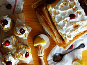 Tartaletas de hojaldre con merengue de limón y cerezas